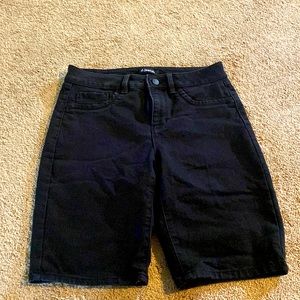 D. Jeans black Bermuda shorts